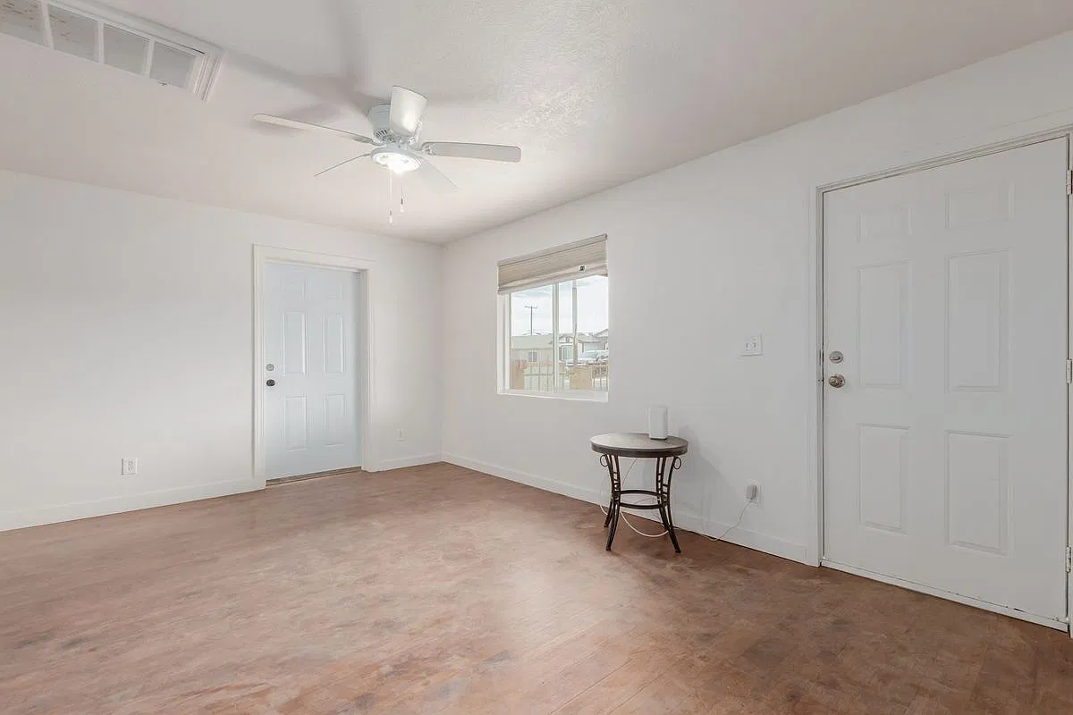5 bed, 2.0 bath, 1374 sqft, $2,350 — Photo 4