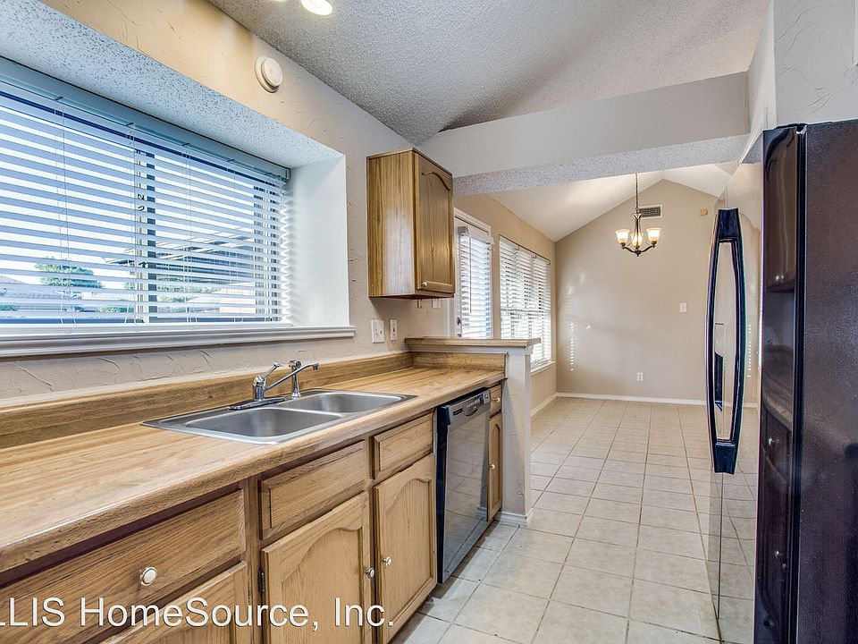 1st image of 638 Plumlee Pl