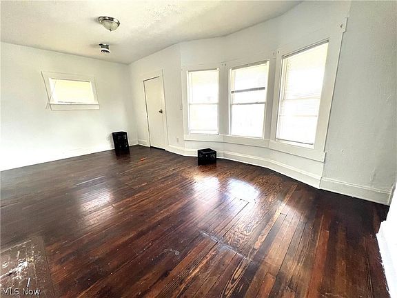 4th image of 686 E 118th St