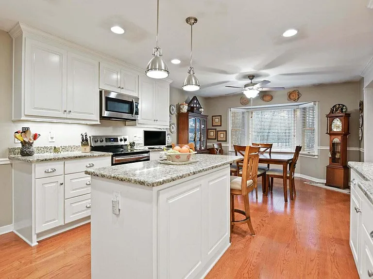 302 Summerset Ln — Photo 2