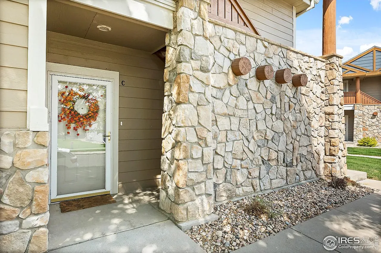 2 bed, 1089 sqft, $2,200 — Photo 2