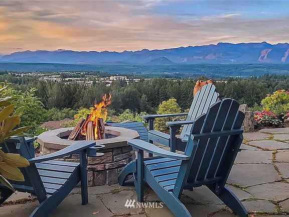 How could you not feel rested, relaxed, and on top of the world with the views and this built-in fire pit?