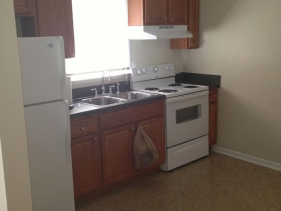 3rd image of 607 S Cedar Ave