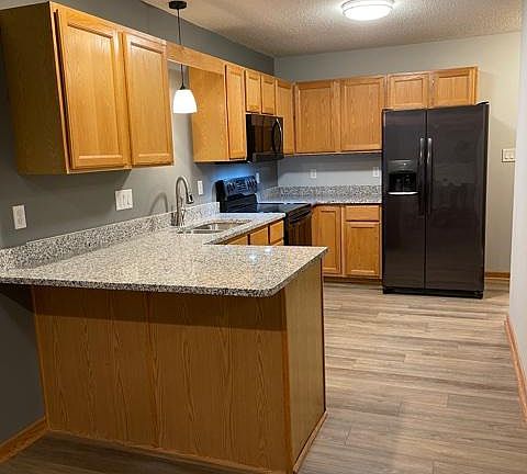 5th image of 6855 Woodland Ave Unit 901
