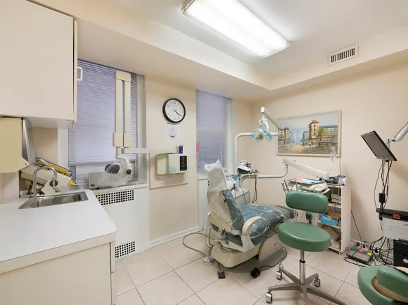 225 East 47th Street image 5 of 10