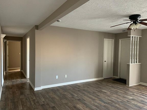 Entry way- Living rm