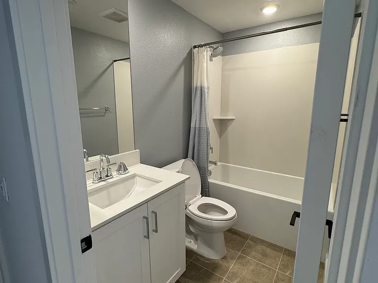 Private bathroom w/ bathtub