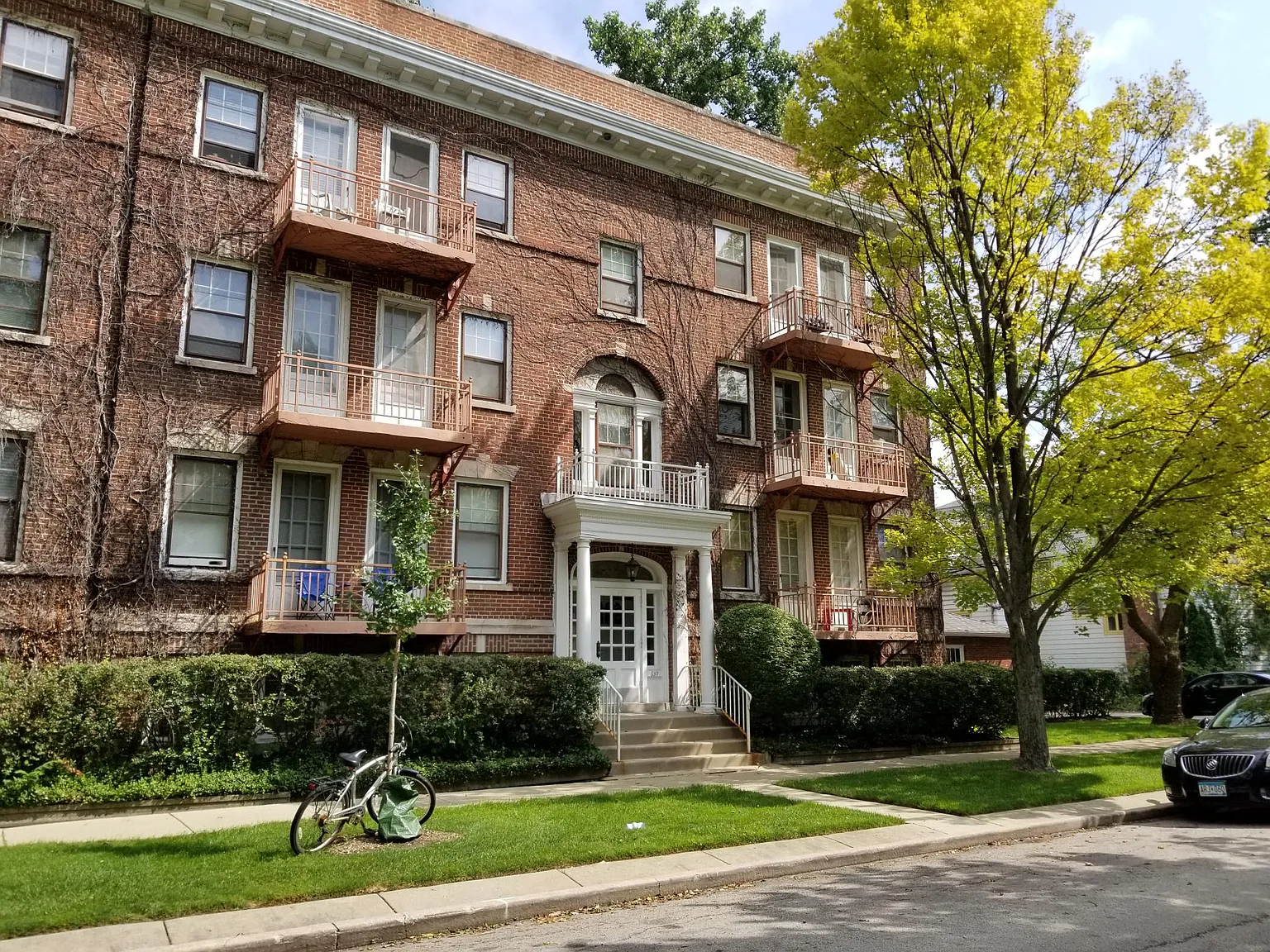 637 Library Pl — Photo 2