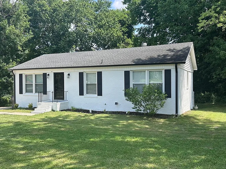 2909 Woodhill Ln — Photo 2