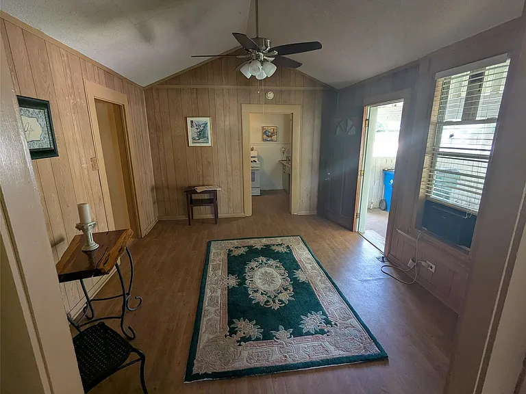 1319 Grace St — Photo 13