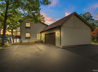 3979 Lotus Dr, Waterford, MI