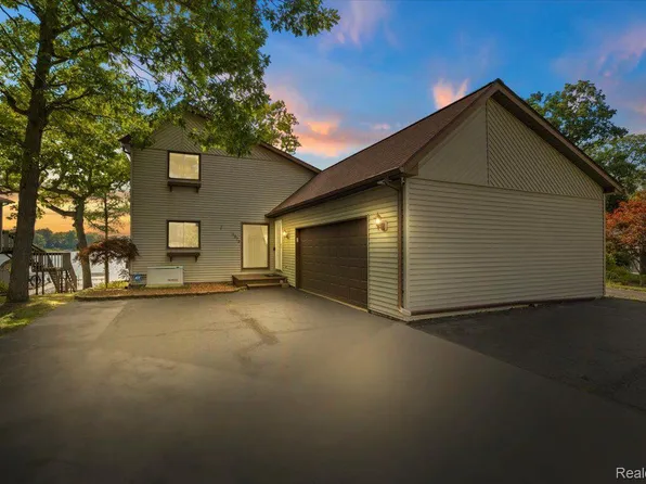3979 Lotus Dr, Waterford, MI 48329