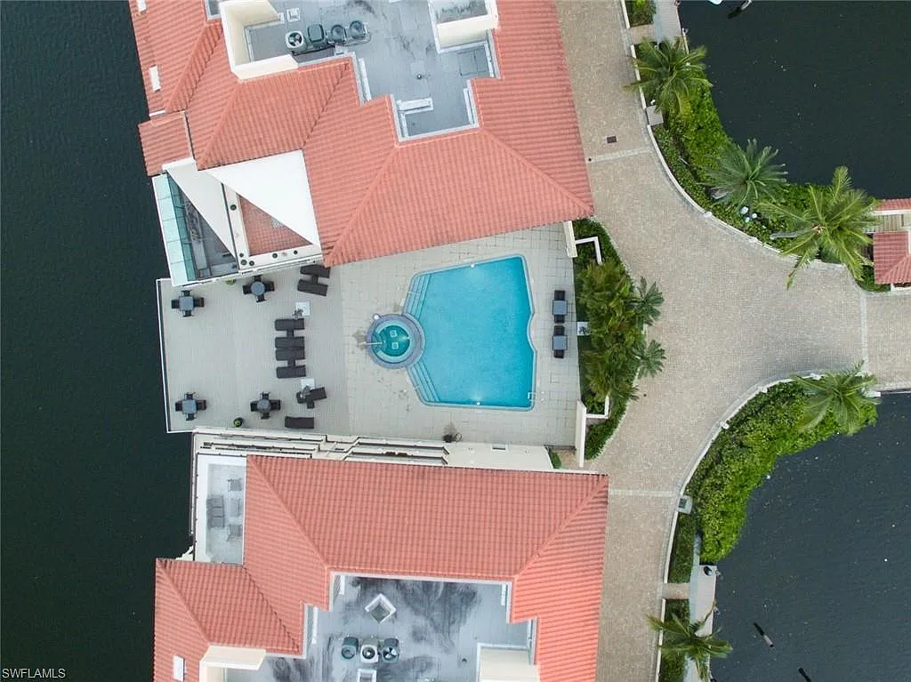 4 bed, 4.5 bath, 4079 sqft, $34,000 — Photo 3