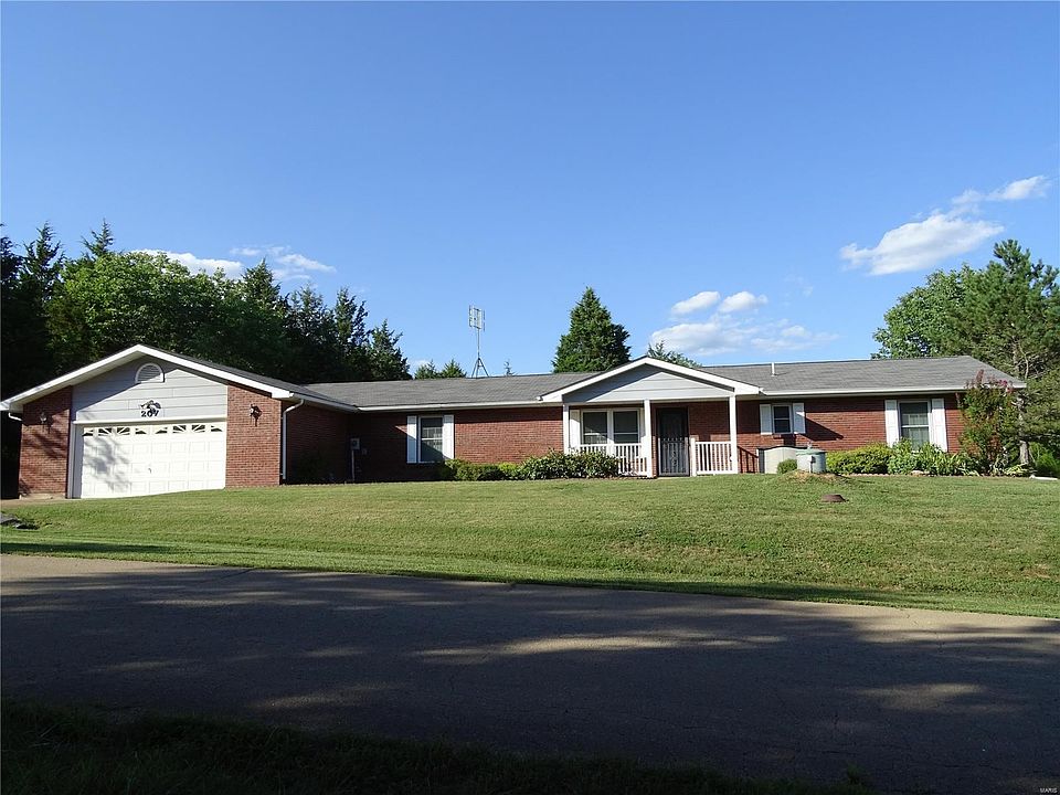 Welcome to 207 McClain Dr in Summer Set Lake!