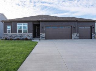 9029 Creekside CIRCLE, Pleasant Prairie, WI 53158