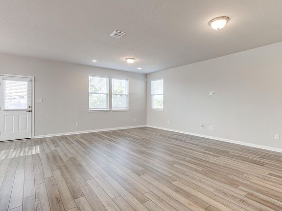 5th image of 355 Silver Glen Dr