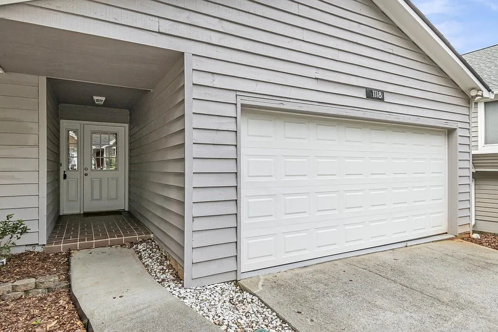 3 bed, 2.0 bath, 1575 sqft, $3,700 — Photo 4