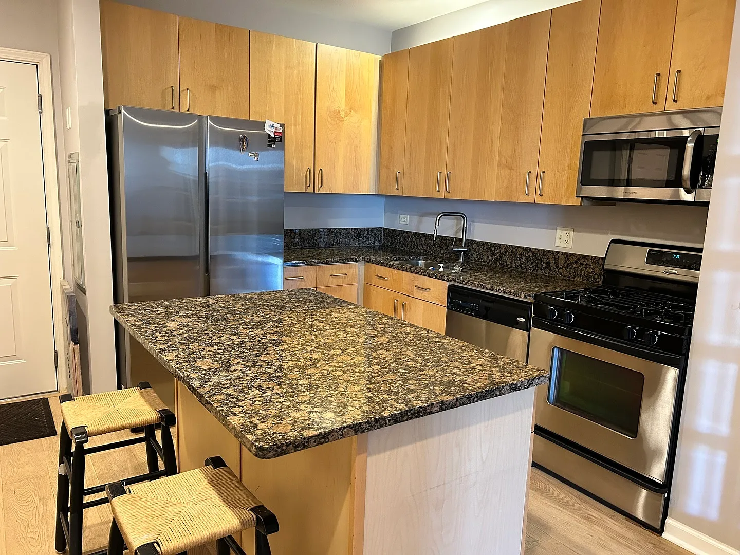 2 bed, 1250 sqft, $3,500 — Photo 3