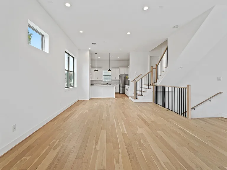1108 Brooks St — Photo 8