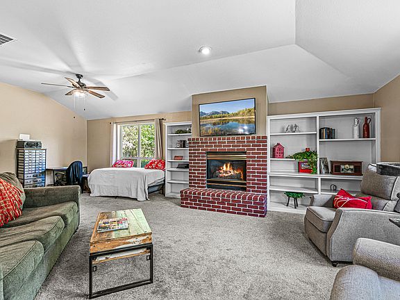 4th image of 1099 Oak Knoll Dr
