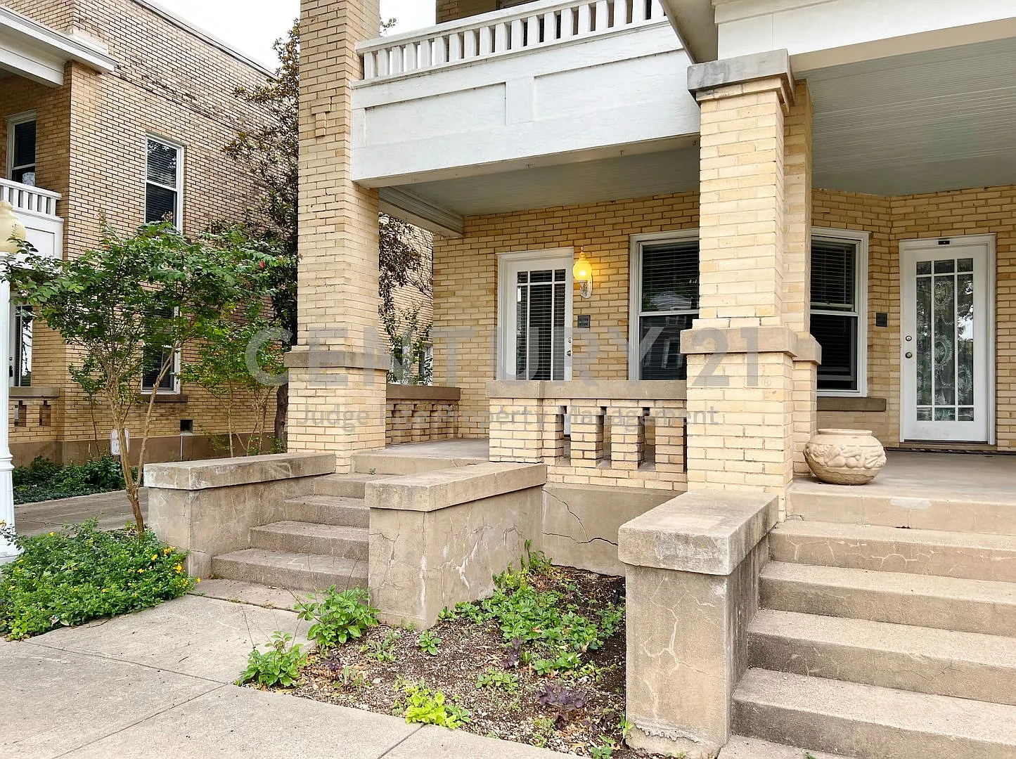 Gorgeous, Ground Floor 2/1 Apartment in Waxahachie For Rent! — Photo 1