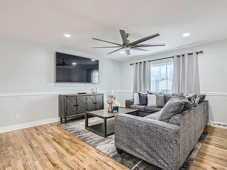 660 W 79th Pl — Photo 12