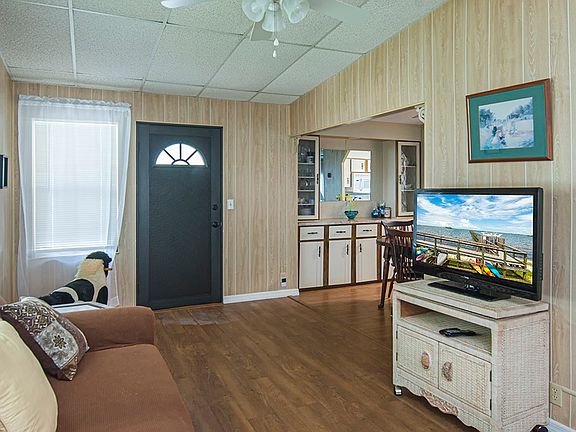 3rd image of 907 Oriole Cir