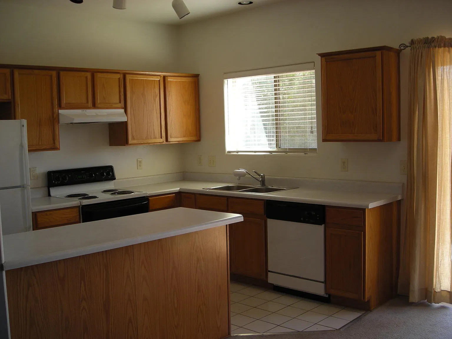 3 bed, 1370 sqft, $1,880 — Photo 2