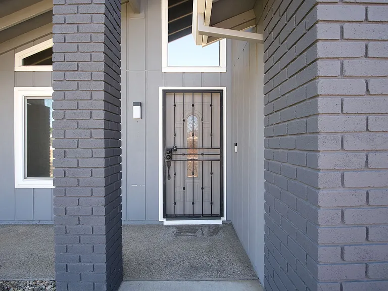 1058 Locust Ave — Photo 4