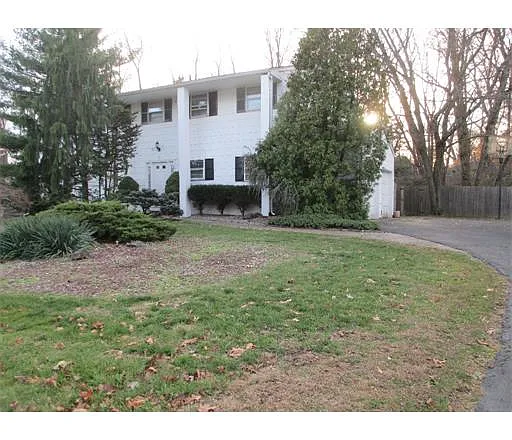 19 Colonial Dr photo 1