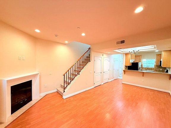 3rd image of 12217 Moorpark St APT 9