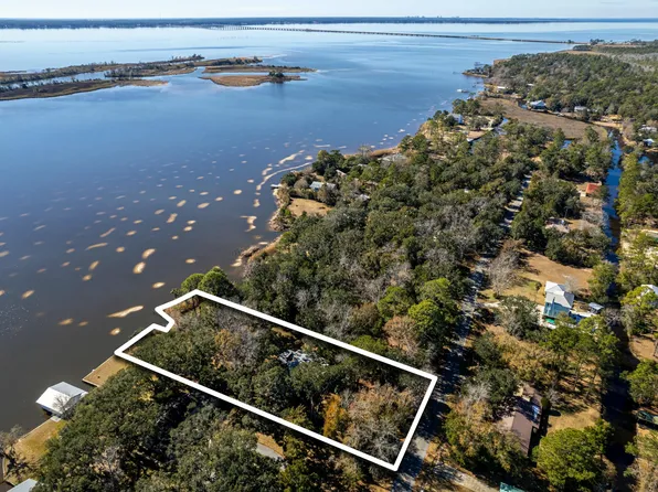443 Pitts Bayshore Dr, Freeport, FL 32439