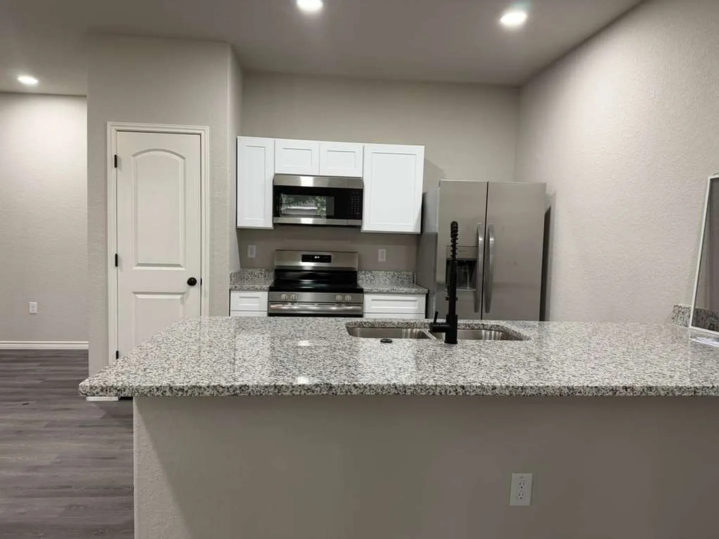 Spacious 2-Story 3BR Apartment Near Shopping, Parks & Major Highways in San Antonio — Photo 3