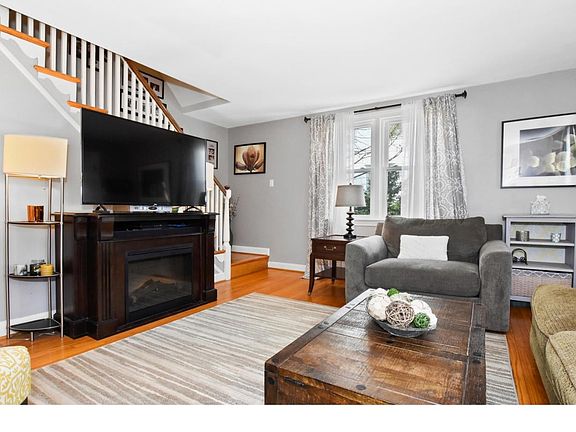 4th image of 219 E Marthart Ave