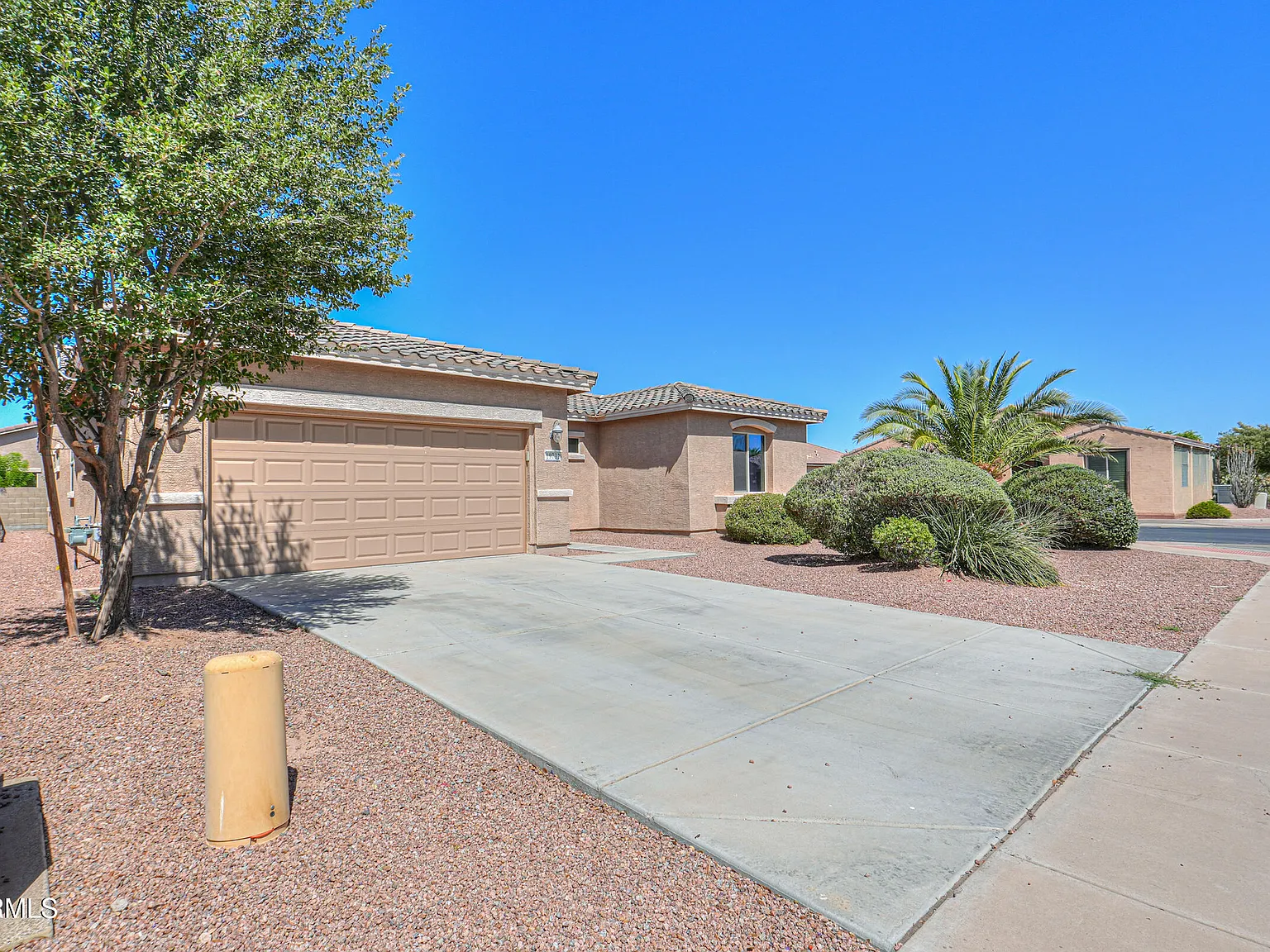 3 bed, 2.0 bath, 2239 sqft, $2,000 — Photo 2