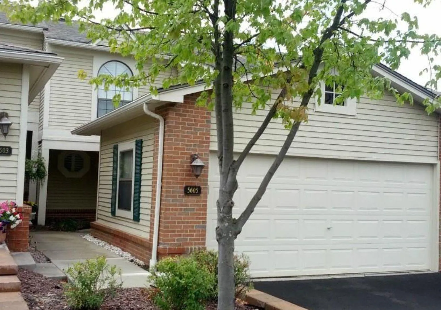 2 bed, 2.5 bath, 1273 sqft, $2,700 — Photo 1