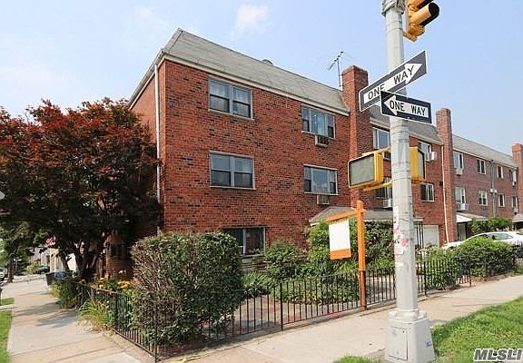3rd image of 21-32 Hoyt Ave S