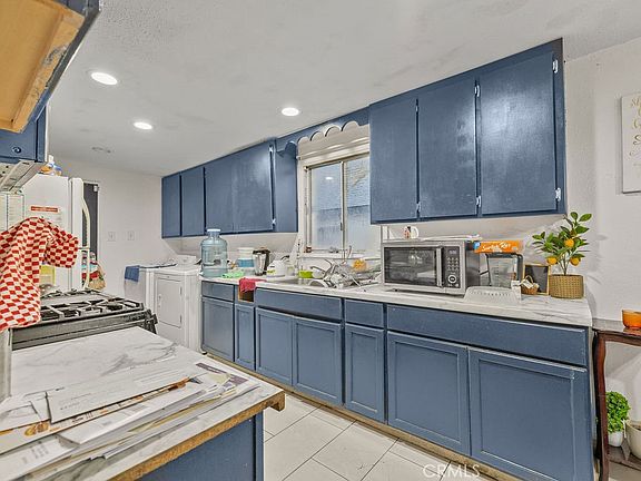 5th image of 820 Larch St