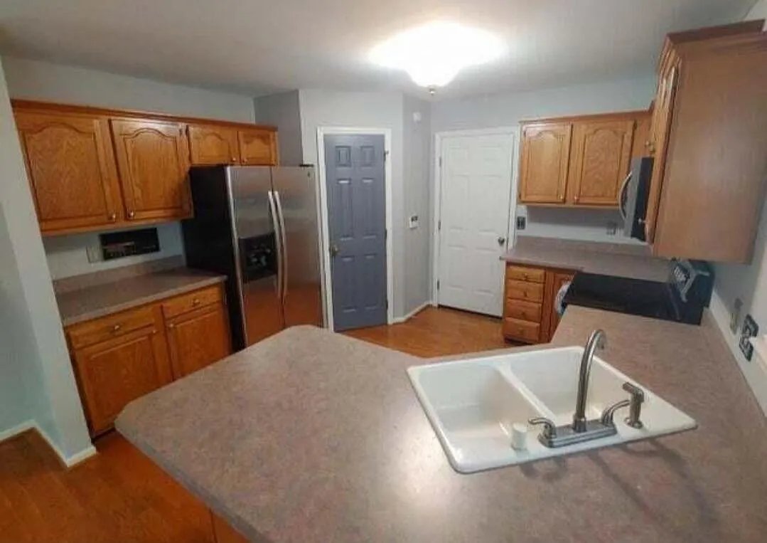 3 bed, 2.0 bath, 1390 sqft, $2,095 — Photo 3