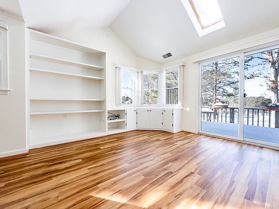 3rd image of 8 Oak Glen UNIT 8