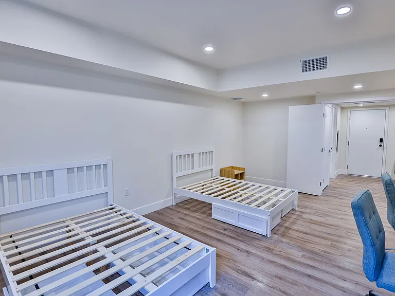 1164 W 37th Pl — Photo 25