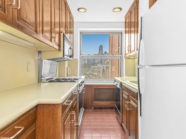 215 East 79th Street image 9 of 11