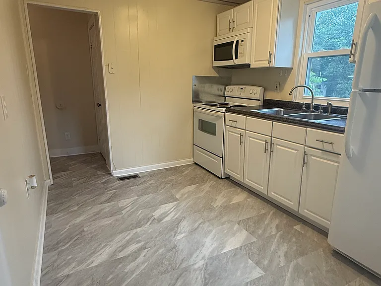 229 Glenn Ave — Photo 2