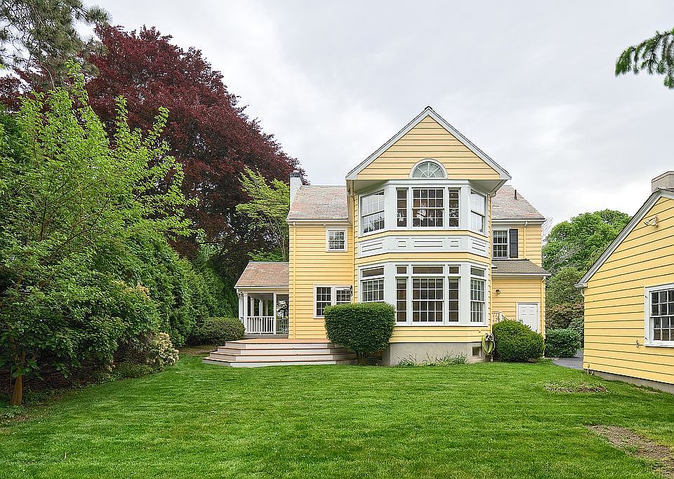 Spacious Back Yard 