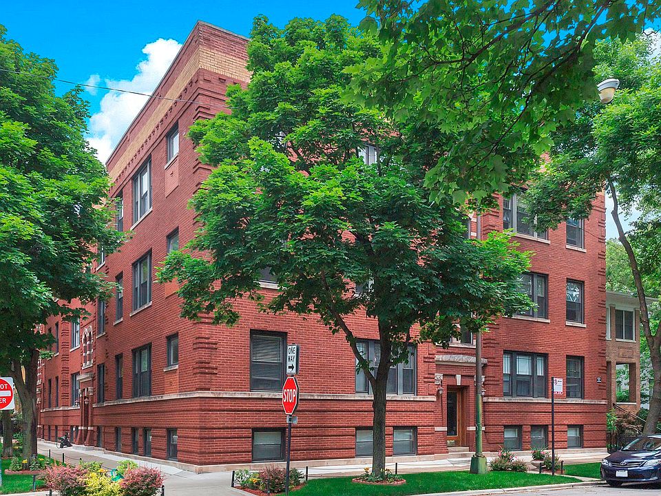 Top floor penthouse corner unit in an all brick building in Andersonville in an amazing location.  W