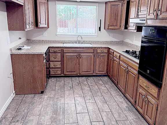 4th image of 3330 Wedgewood Dr