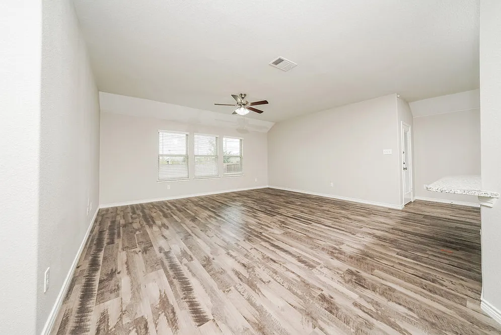 3 bed, 2.0 bath, 1769 sqft, $2,465 — Photo 4