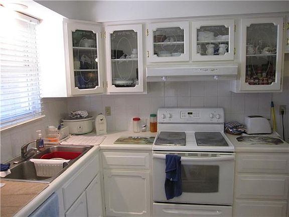 5th image of 8422 W 85th St