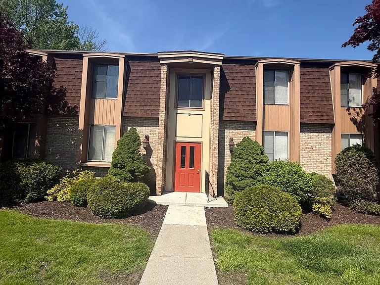 30 Charter Oaks Dr #4 — Photo 2