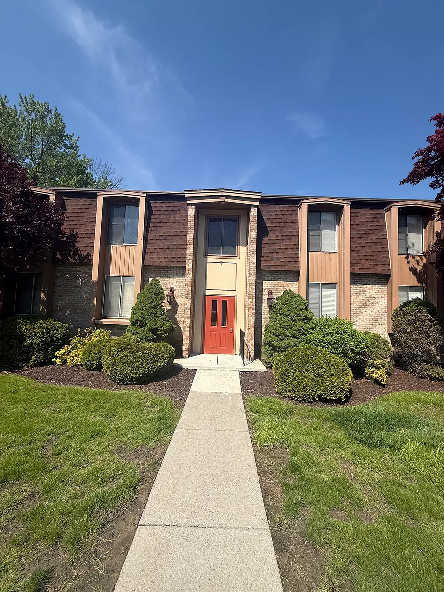 Building Photo - 30 Charter Oaks Dr #4